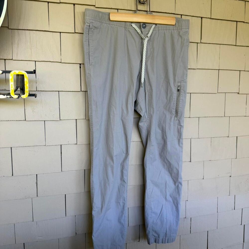 Vuori Men's Grey and Blue Joggers-tracksuits
